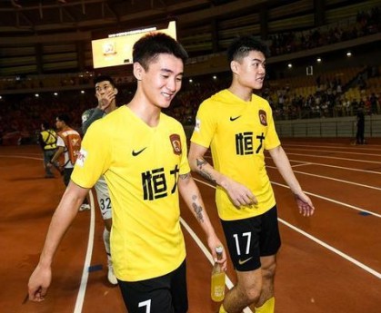  克莱蒙锋线双子星闪耀，默契配合征服媒体  