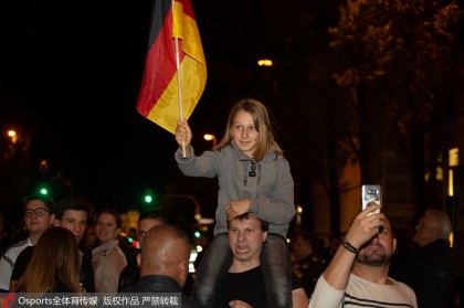 多多28官方网站- 蒙彼利埃绝杀保级成功，数万球迷涌入街头狂欢庆祝  