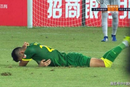 多多28官方网站- 昂热主场草皮质量堪忧，球员联名要求更换  