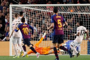 多多28官网- 曼联后防漏洞百出，奥纳纳失误致西汉姆联爆冷取胜  