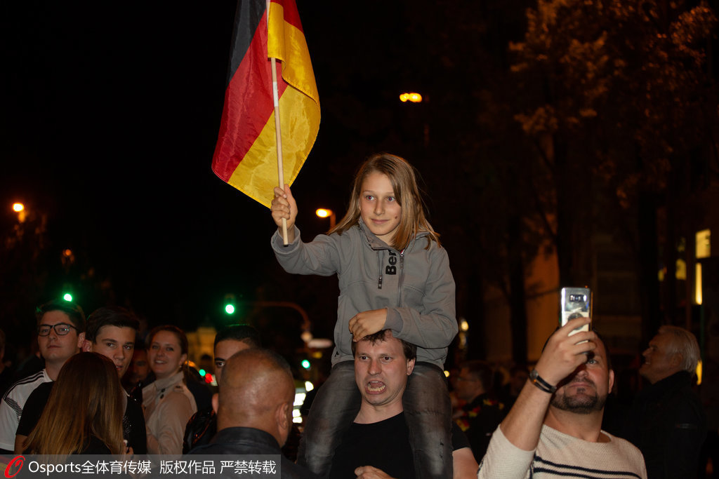  蒙彼利埃绝杀保级成功，数万球迷涌入街头狂欢庆祝  