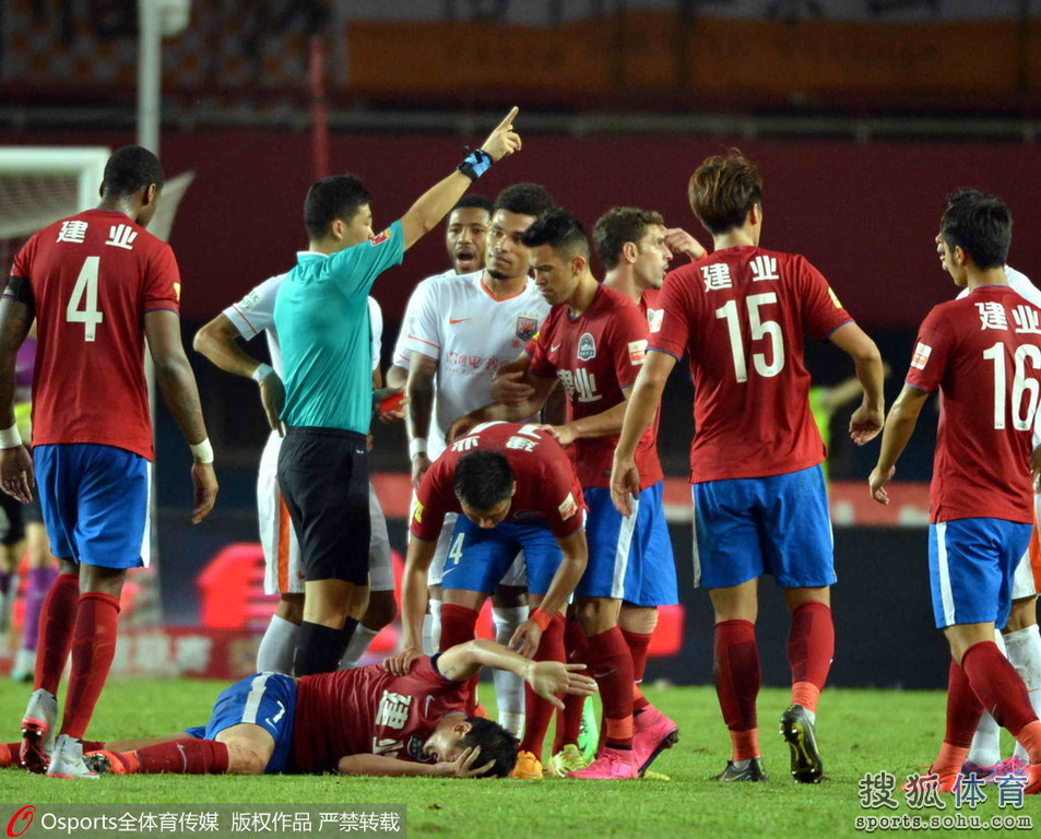  威尼斯水上球场漏水，比赛中断引发争议  