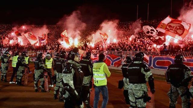  科隆，极端球迷，闹事致比赛中断，遭重罚  